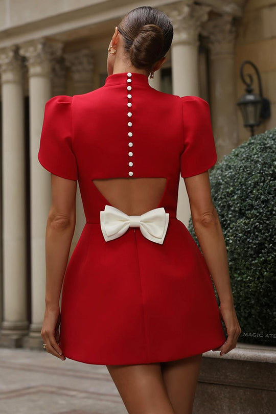 Sweet Moment – Rückenfreies Minikleid aus Satin mit Schlitz und kurzen Ärmeln und abnehmbarer Schleife