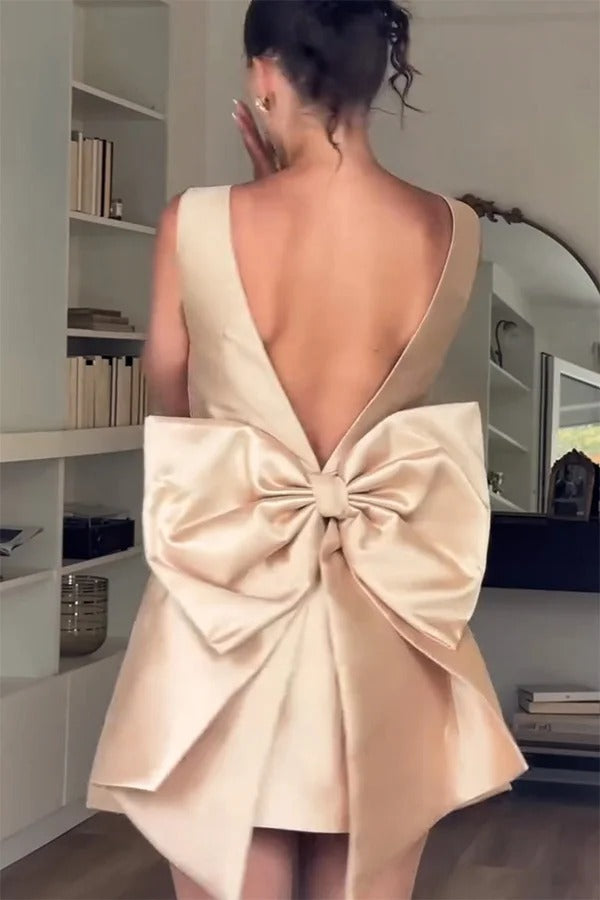 Robe courte en satin à col carré et nœud surdimensionné Ultimate Muse