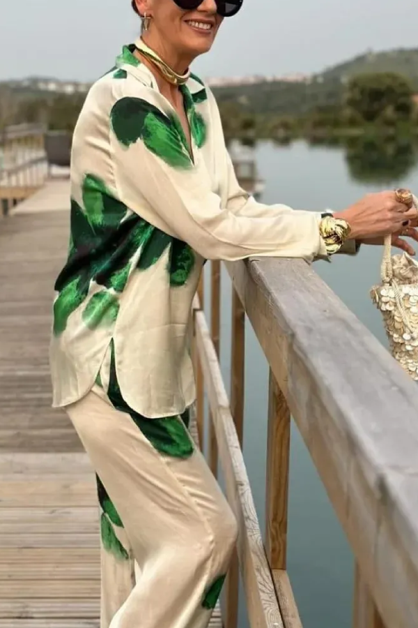 Grünes zweiteiliges Set mit Blumenmuster