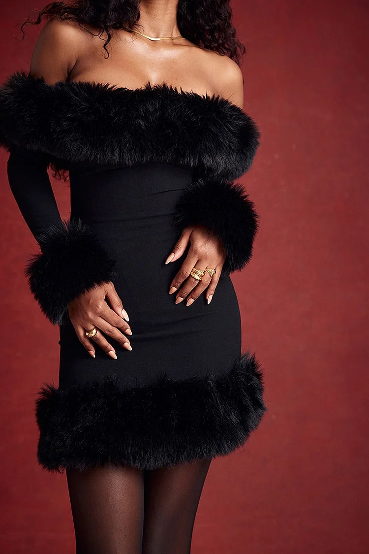 Schulterfreies, langärmeliges, figurbetontes Cocktailparty-Minikleid mit Kunstpelz-Manschettenbesatz - Schwarz