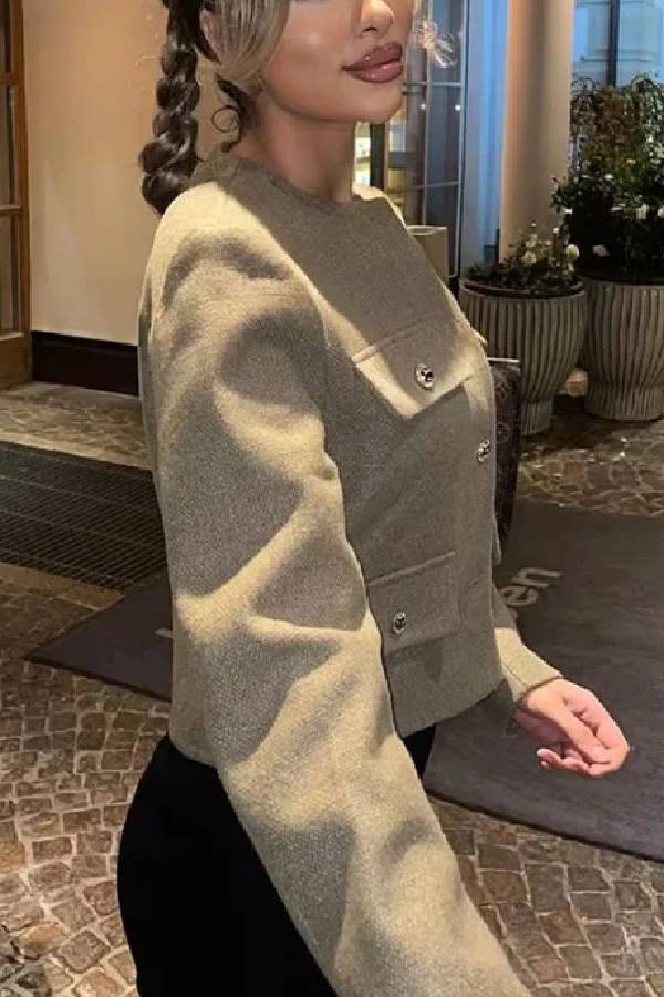 Kleiner kurzer Clip im Chanel-Stil