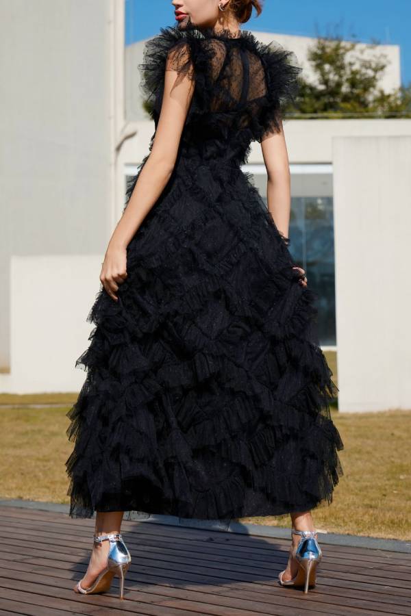 Ärmelloses Kleid mit besticktem A-Linien-Rock und halbem Rollkragen