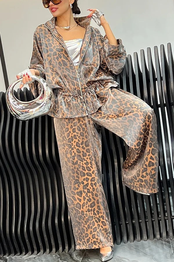 Set aus Jacke mit Reißverschluss und Kordelzug in der Taille und lockerer Hose mit elastischer Taillentasche