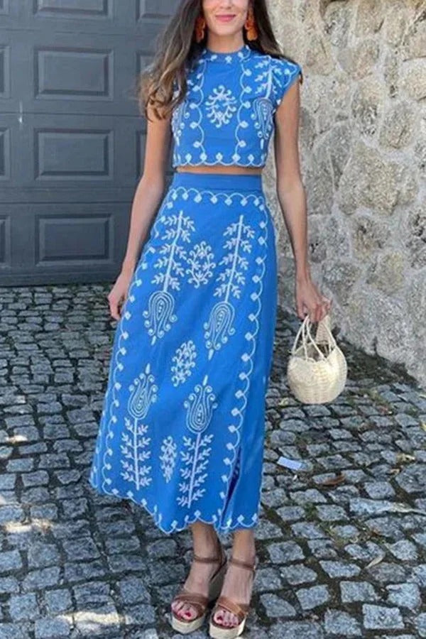 Rima – Kurzes Top aus Leinenmischung mit Ethno-Print und Wickel-Midirock im Tire-up-Stil