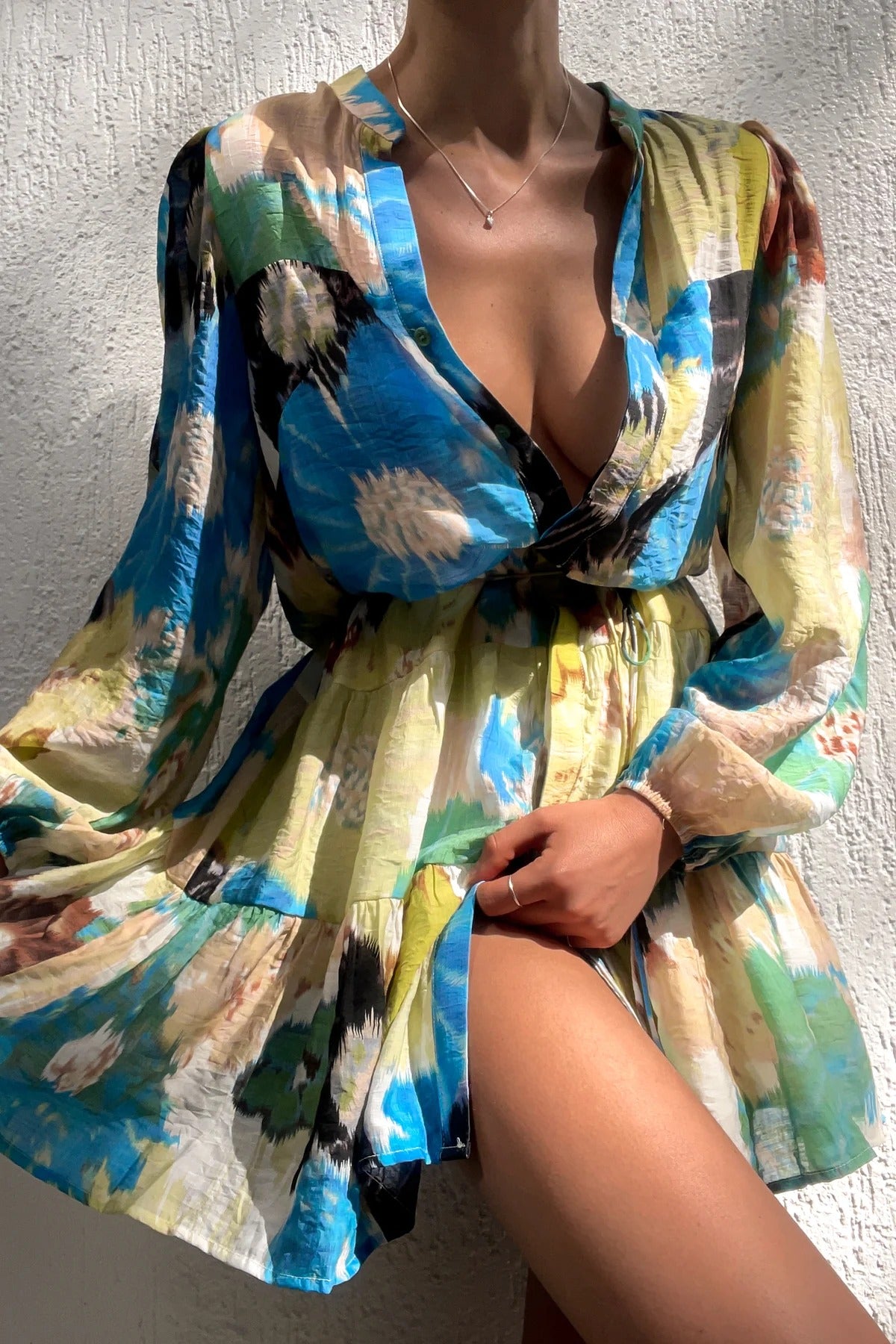 Robe courte ample à volants et manches ballon à imprimé tie-dye unique Indianna