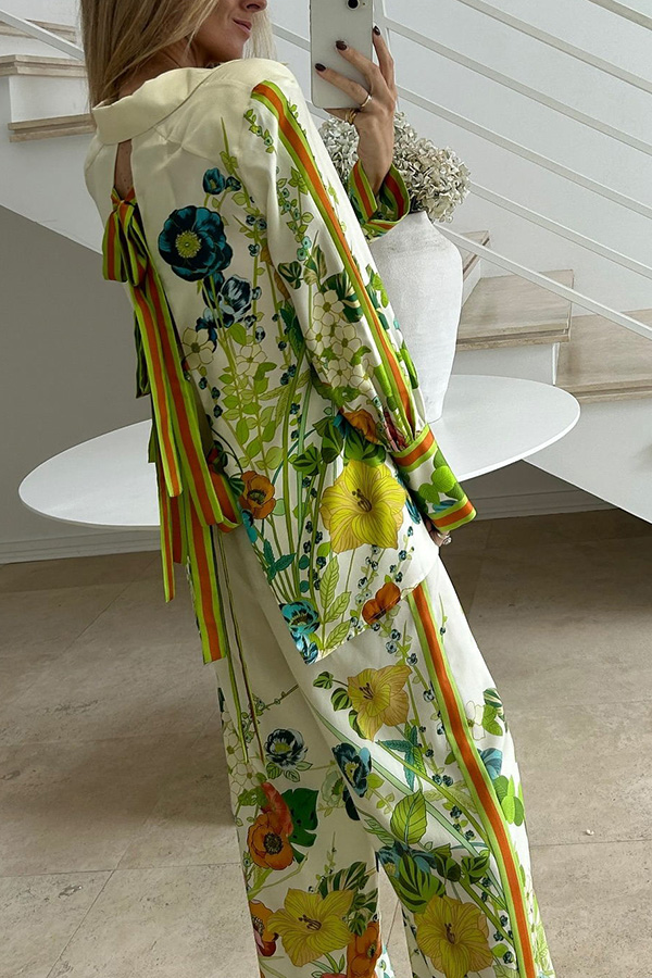 Übergroße Bluse aus Satin mit Blumenmuster und Bindeband hinten und Knopfleiste