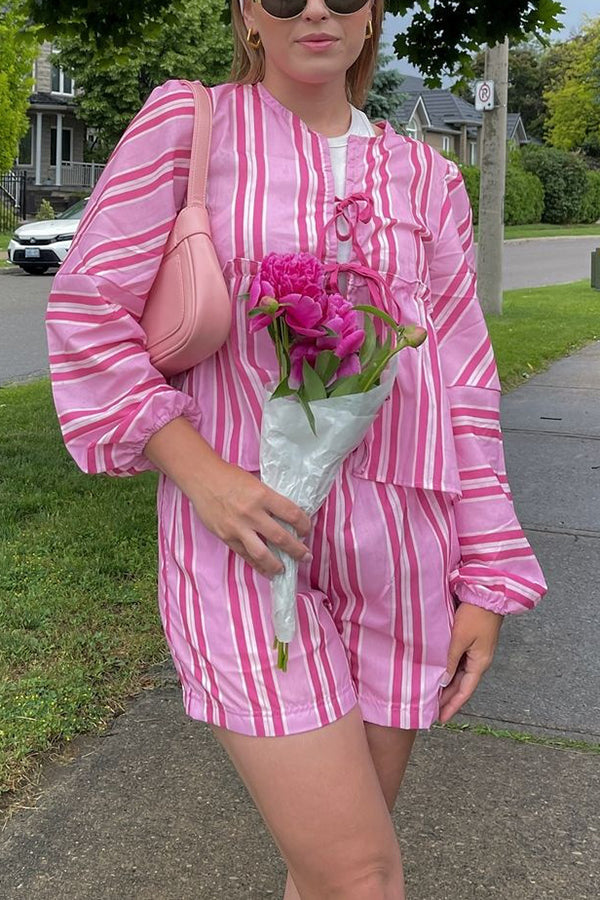 Stilvolles Set mit V-Ausschnitt und Krawattenoberteil mit Streifenmuster und lockerer Shorts mit elastischer Taille