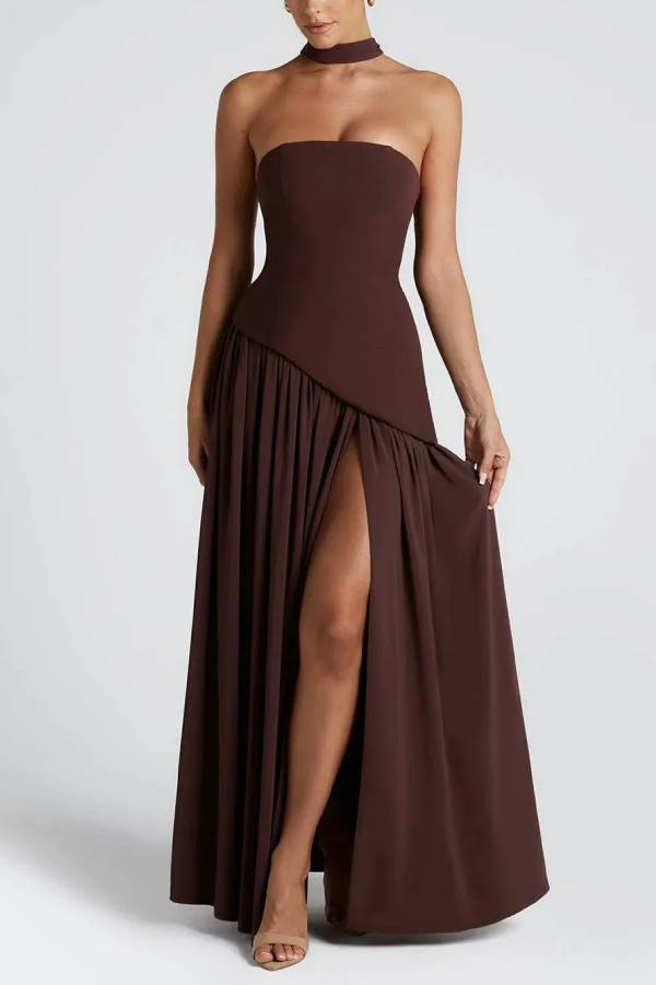 Schwarz-weißes Maxikleid mit kontrastierendem Schal und unregelmäßigem Schlitz