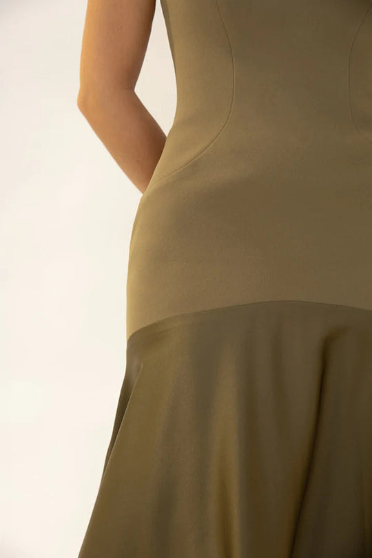 Zeitlose Eleganz – Trägerloses Maxikleid aus Satin mit Patchwork-Muster