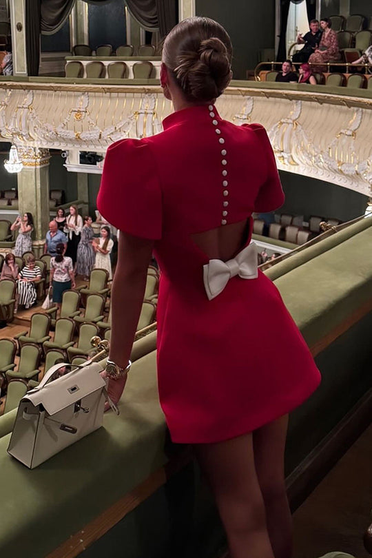 Sweet Moment – Rückenfreies Minikleid aus Satin mit Schlitz und kurzen Ärmeln und abnehmbarer Schleife
