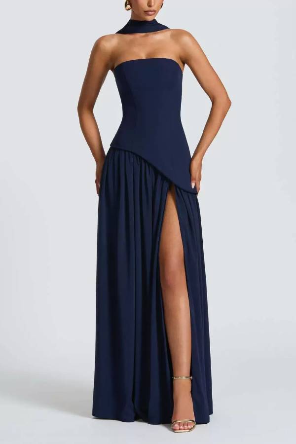 Schwarz-weißes Maxikleid mit kontrastierendem Schal und unregelmäßigem Schlitz