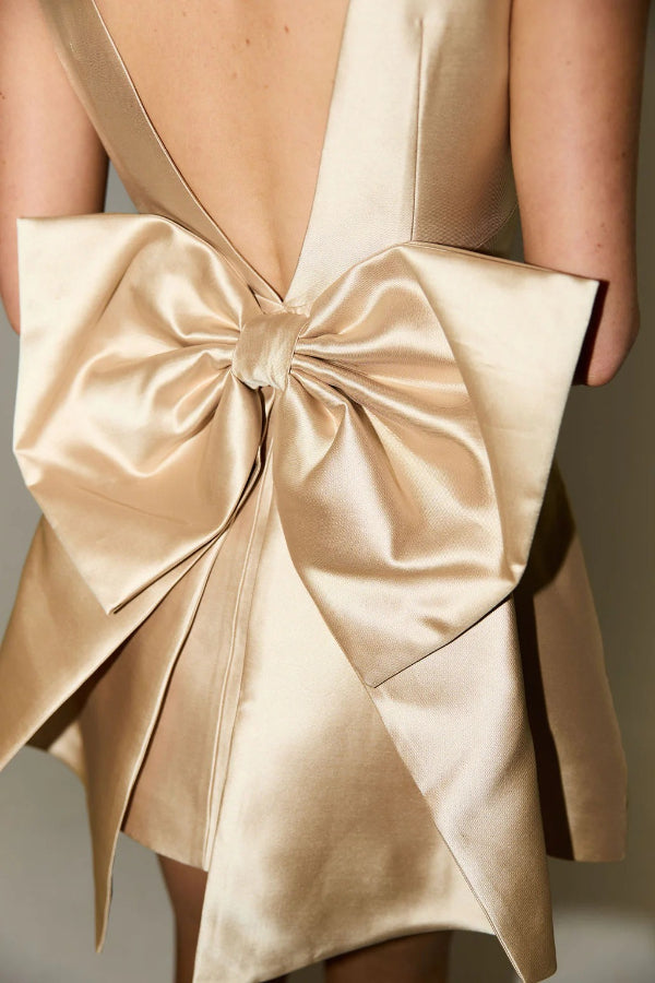 Robe courte en satin à col carré et nœud surdimensionné Ultimate Muse