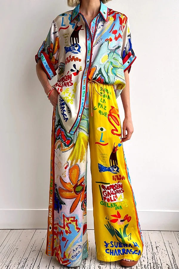 Raina Satin Set mit einzigartigem Print, kurzärmeligem, lockerem Hemd und Hosen mit elastischer Taille und Taschen