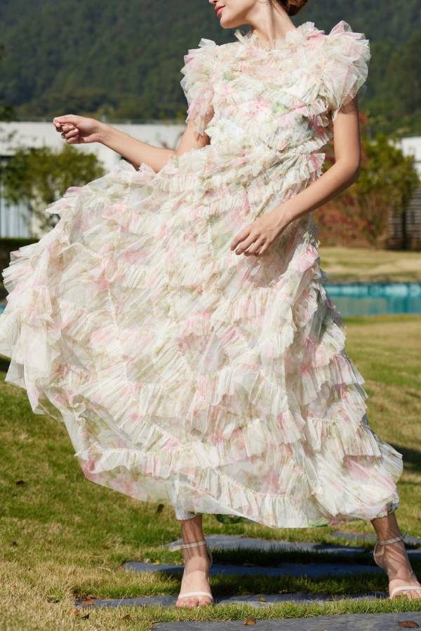 Ärmelloses Kleid mit besticktem A-Linien-Rock und halbem Rollkragen