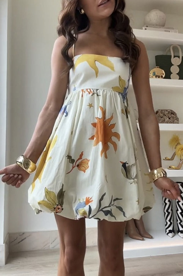 Amayah – Babydoll-Minikleid mit einzigartigem Print und wolkenförmigem Saum