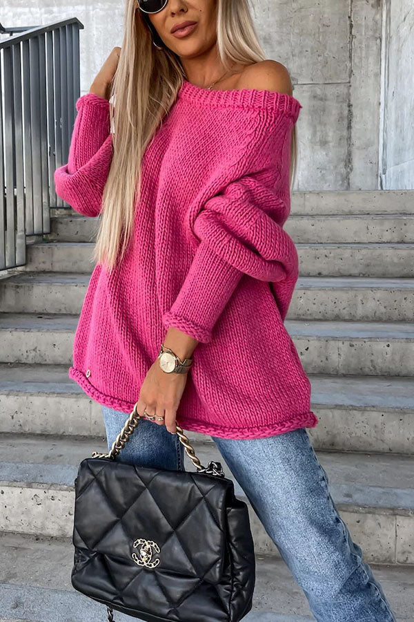 Lässiger Strickpullover mit weitem Halsausschnitt und Straßenatmosphäre