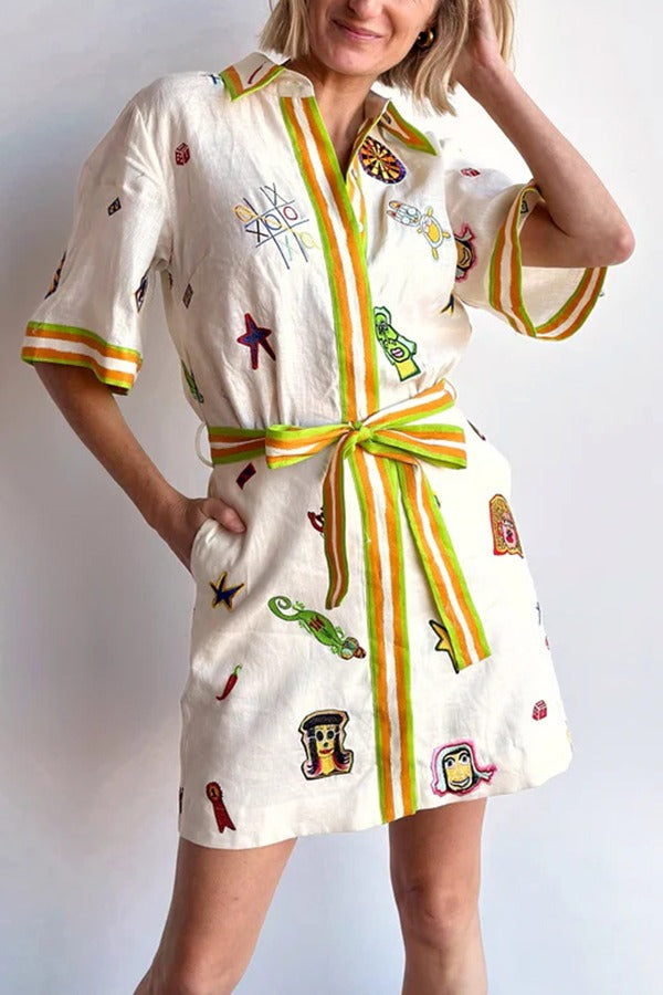 Britt – Einzigartiges, bedrucktes Minikleid aus Leinenmischung mit kurzen Ärmeln, Taschen und Bindegürtel