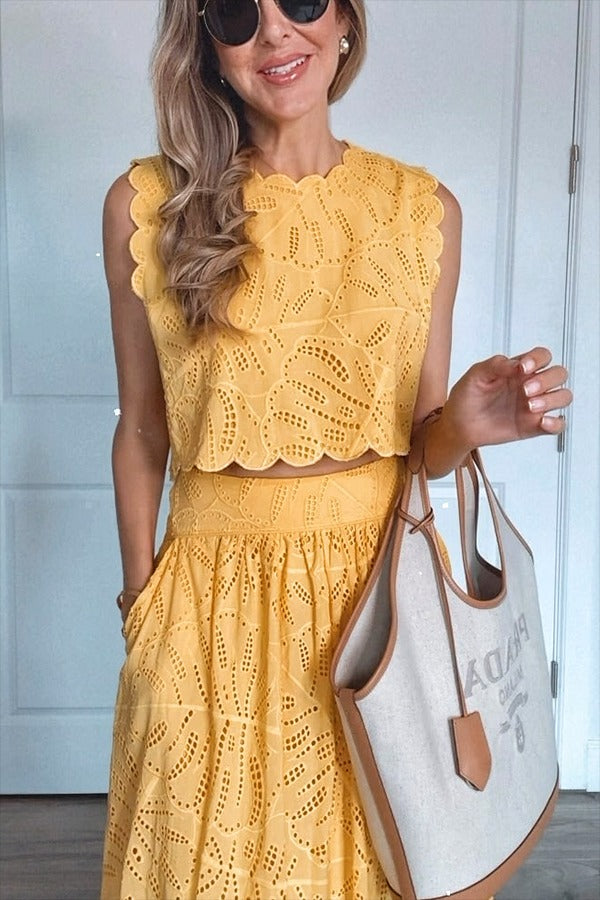 Laylin Crop-Tanktop mit Cut-out, Stickerei und Blütenblatt-Spitze, offenem Rücken und Schlitz