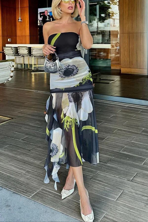 Raquel – Schulterfreies, gerüschtes, elastisches Midikleid mit Netzstoff-Overlay und Blumendruck