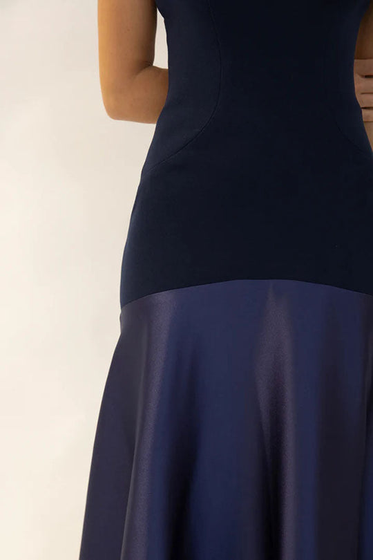 Zeitlose Eleganz – Trägerloses Maxikleid aus Satin mit Patchwork-Muster