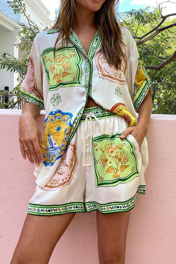 Bedrucktes, lockeres Hemd, elastische Taille, Taschenknöpfe, Shorts, zweiteiliges Set