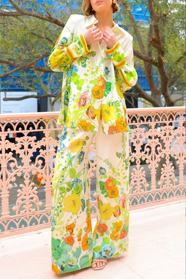 Satinhose mit Blumendruck auf der Rückseite, elastischer Taille und Taschen und weitem Bein