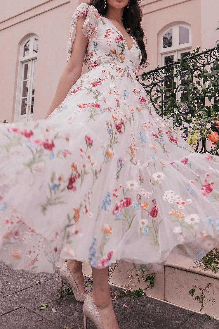 Geknotete Träger, tiefer V-Ausschnitt, Tüll, Blumendruck, gestuftes Plissee, weiße Midikleider