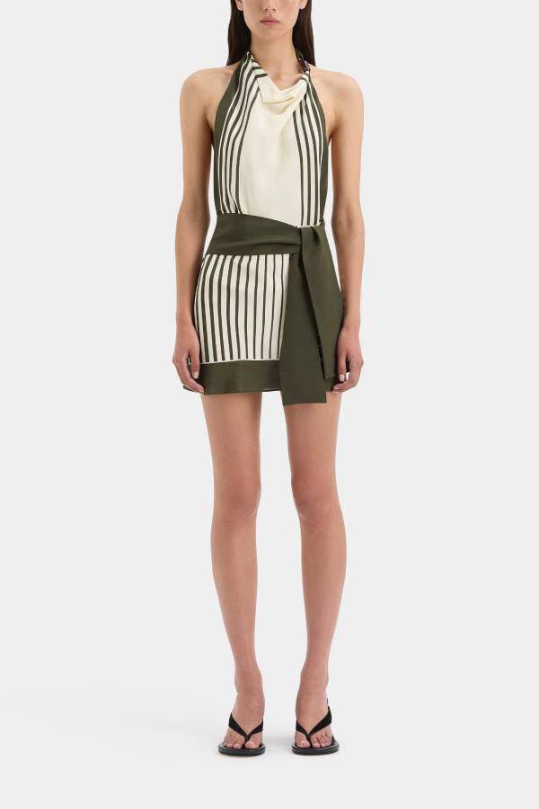 Robe courte dos nu à col bénitier et perles rayées, tenue estivale