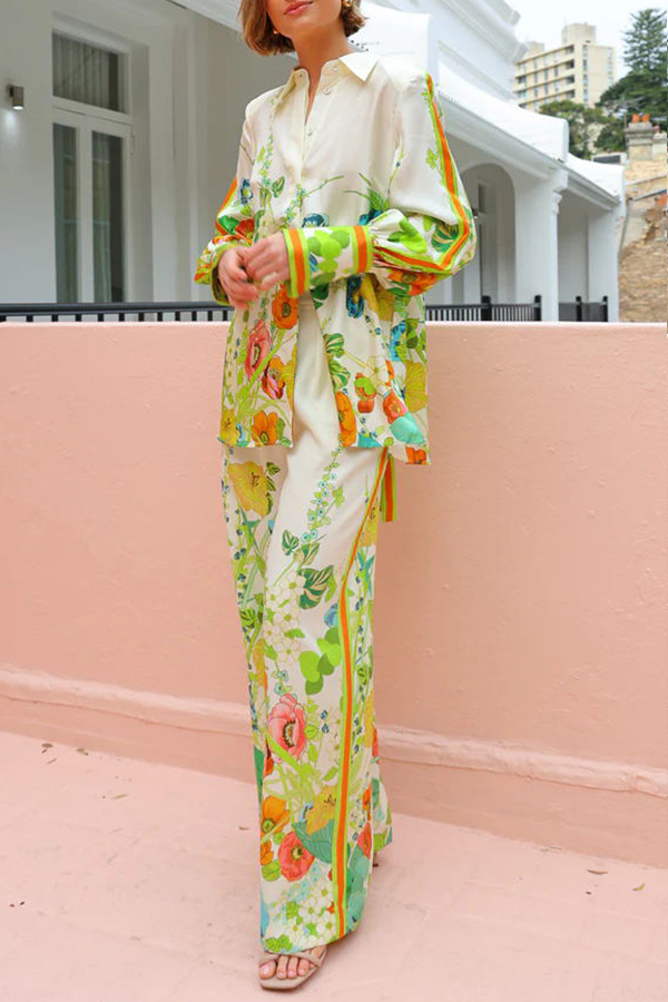 Satinhose mit Blumendruck auf der Rückseite, elastischer Taille und Taschen und weitem Bein