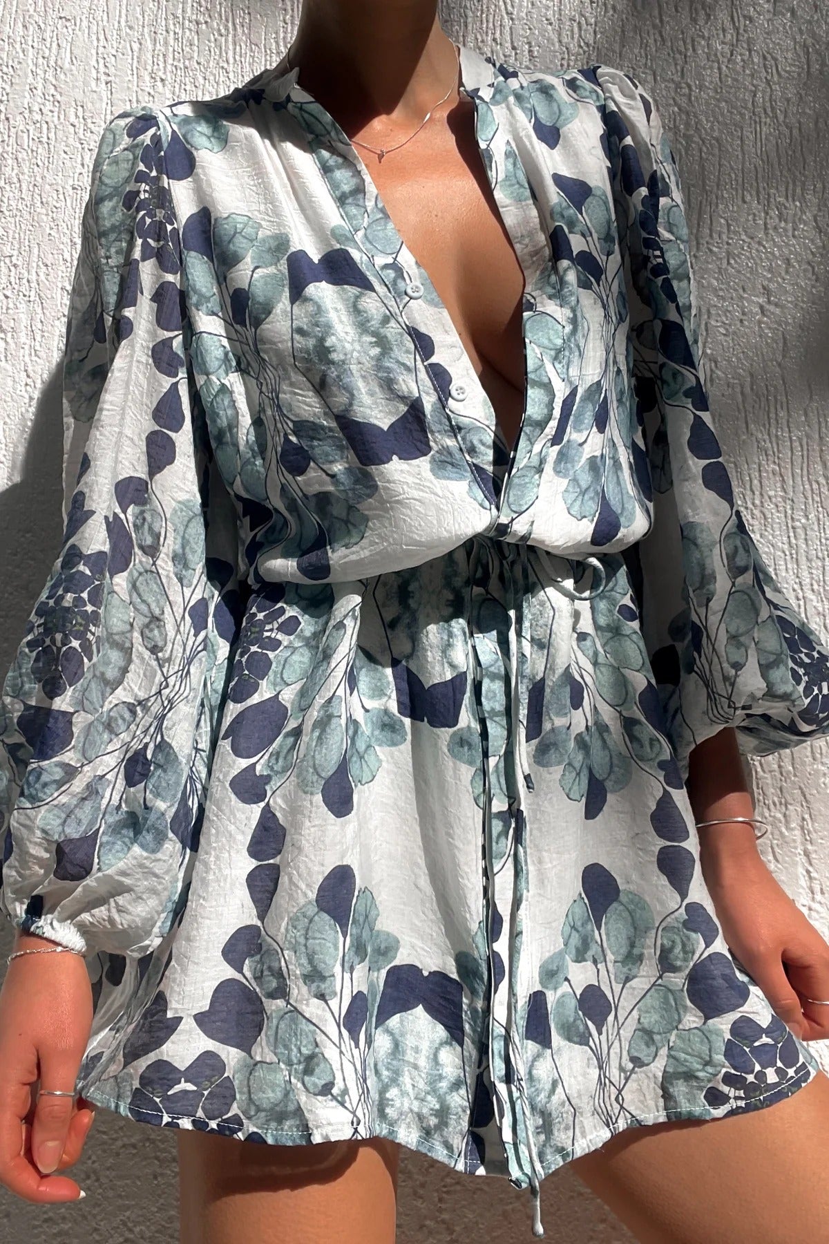 Lilianna Unique – Lockeres Minikleid mit Blumenmuster, Ballonärmeln und Knopfleiste