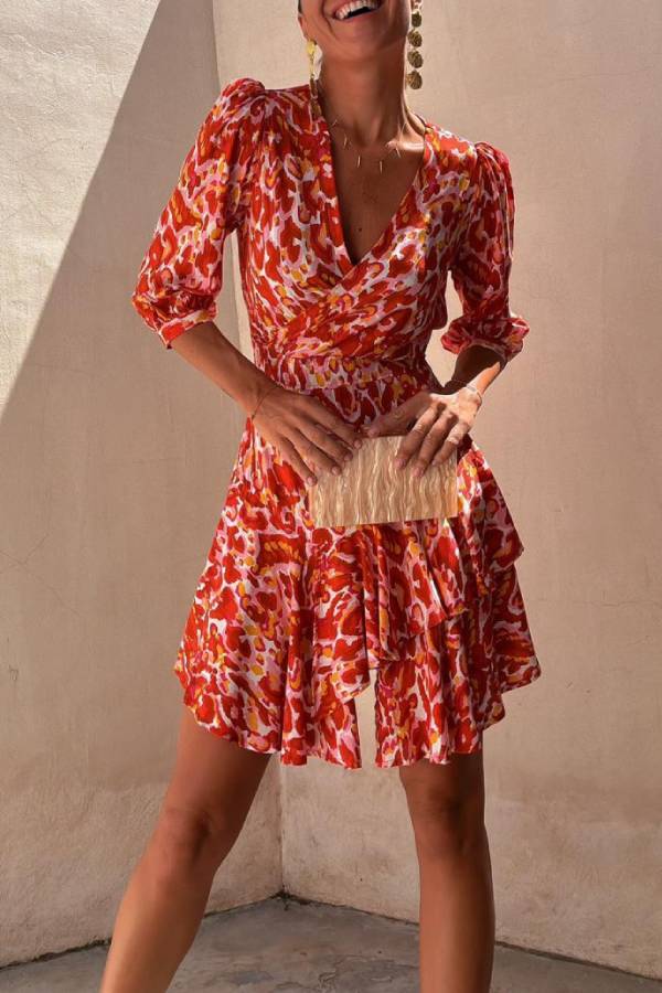 Vibrant Voyage – Einzigartiges Print-Minikleid mit halblangen Ärmeln, elastischer Taille und Stufendesign