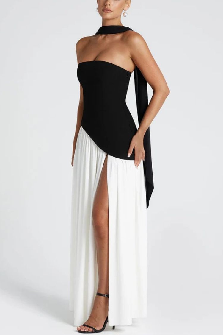 Schwarz-weißes Maxikleid mit kontrastierendem Schal und unregelmäßigem Schlitz