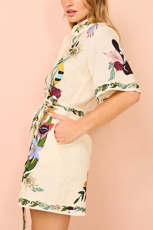 Ikonisches Shailene Minikleid aus Satin mit einzigartigem Blumendruck und Taschen zum Binden in der Taille