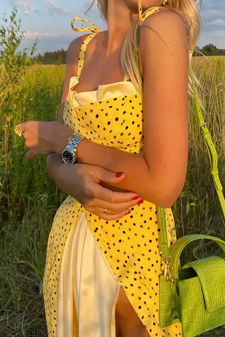 Unregelmäßig genähter Halsausschnitt mit Tupfen, gestufter Saum mit hohem Schlitz, Satin, zweiteilige Midikleider