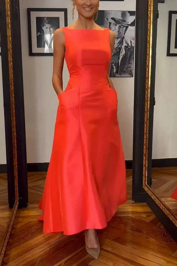 Metallic Moment – Maxi-Abendkleid aus Satin mit U-Boot-Ausschnitt und Tasche und asymmetrischem Besatz