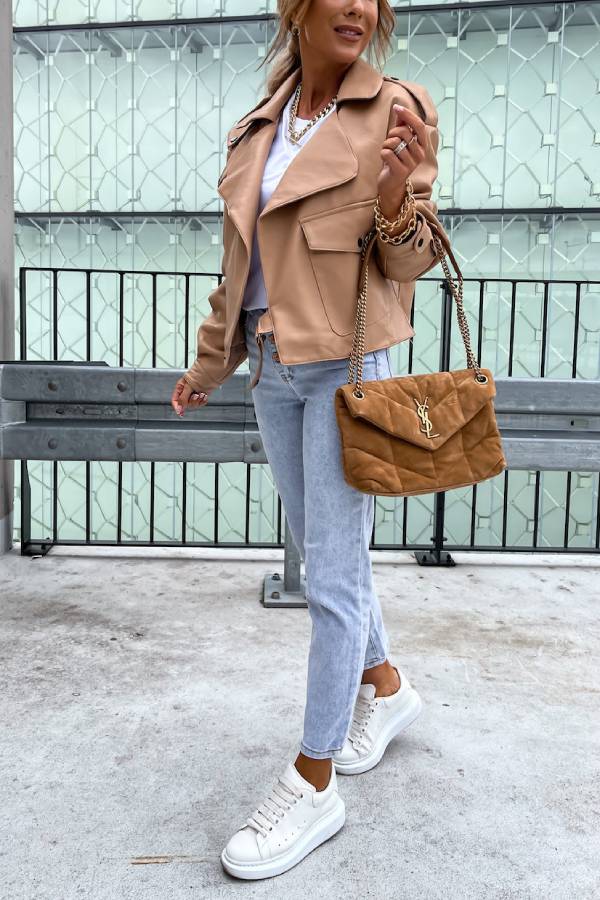 Stilvolle kurze Lederjacke im britischen Stil mit Reverstasche