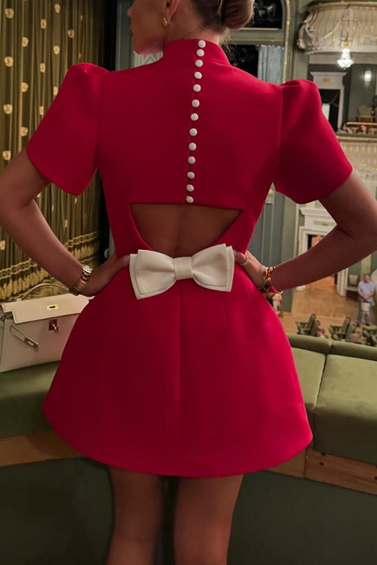 Sweet Moment – Rückenfreies Minikleid aus Satin mit Schlitz und kurzen Ärmeln und abnehmbarer Schleife