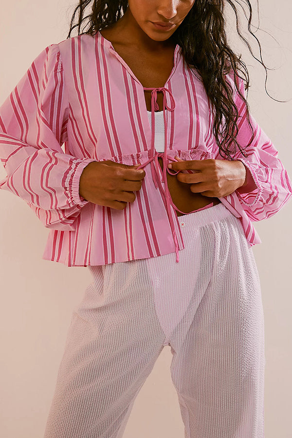 Stilvolles Set mit V-Ausschnitt und Krawattenoberteil mit Streifenmuster und lockerer Shorts mit elastischer Taille