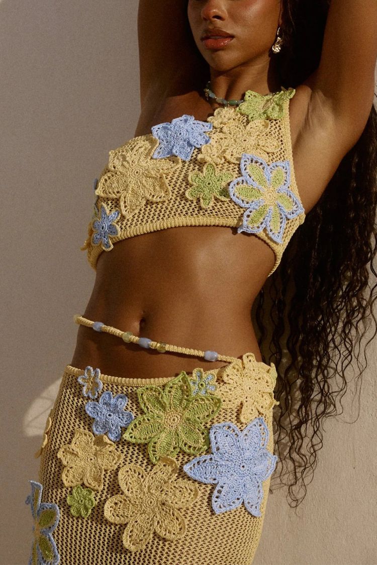 Susanna Strickhäkelarbeit Handgefertigte Blume Einschultriges Stretch Crop Tank