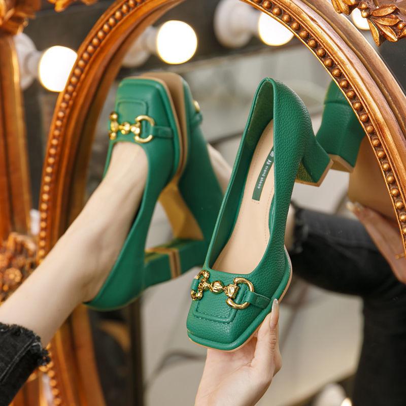 Pumps mit Schnallendekor, quadratischer Zehenpartie und klobigem Absatz