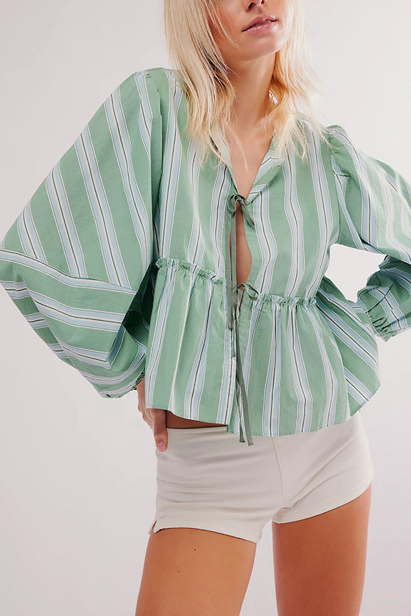 Stilvolles Set mit V-Ausschnitt und Krawattenoberteil mit Streifenmuster und lockerer Shorts mit elastischer Taille