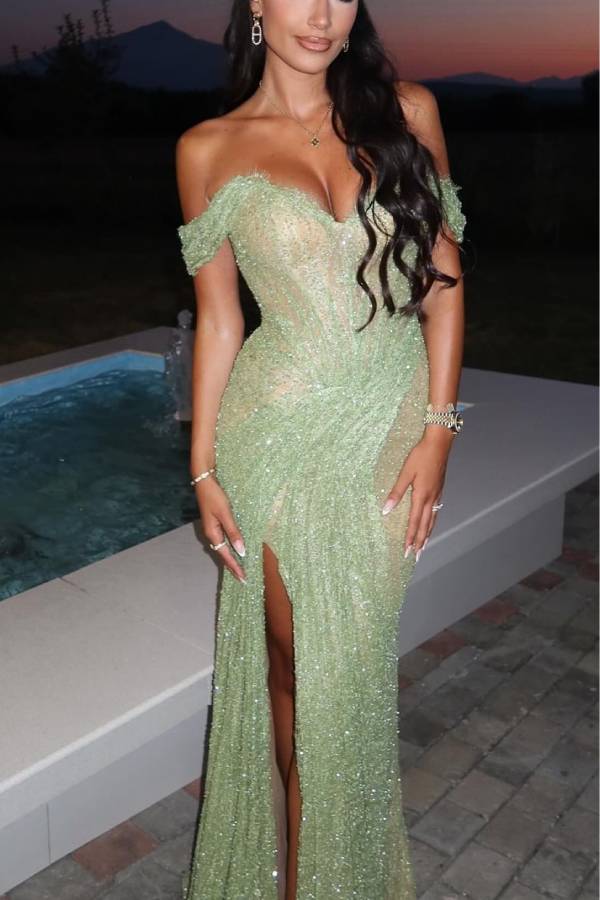 Party with Passion – Schulterfreies Maxikleid mit Pailletten, Rüschen und Schlitz