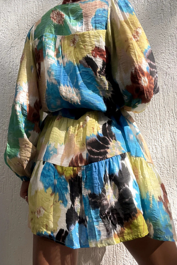 Robe courte ample à volants et manches ballon à imprimé tie-dye unique Indianna