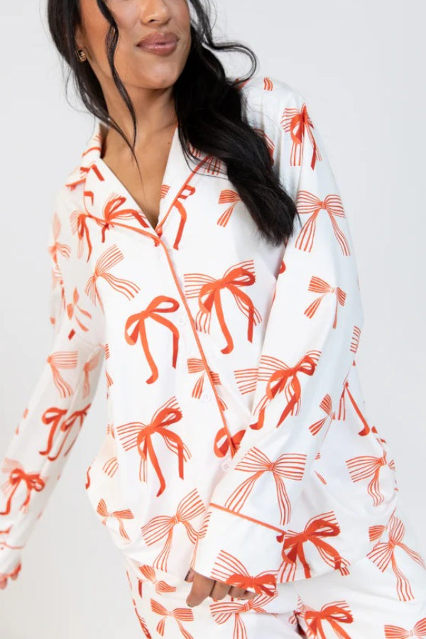 Set aus langärmligem Hemd mit Weihnachtsschleifen-Print und Hose mit elastischer Taille und Taschen