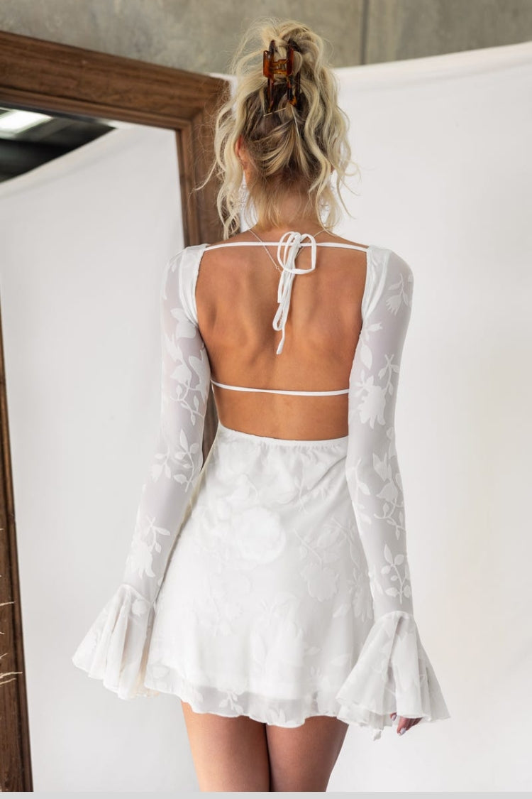 Catiana Minikleid mit geprägtem Samtdruck, Glockenärmeln, elastischer Taille und Schnürung hinten