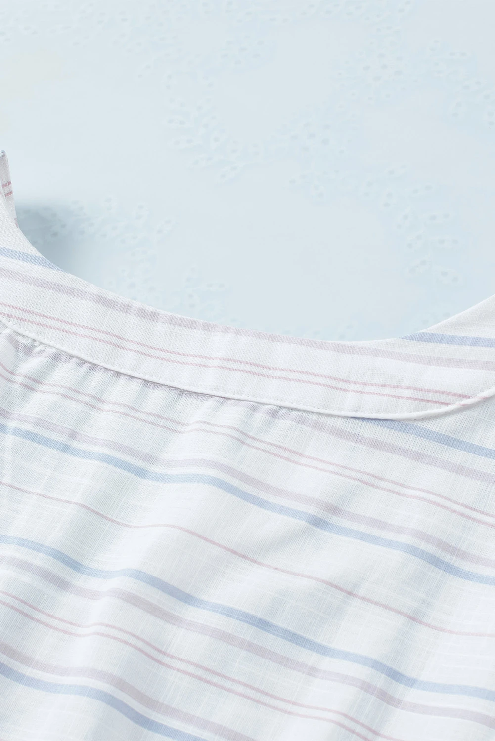 Locker sitzende Bluse mit V-Ausschnitt und kurzen Ärmeln und Streifenmuster
