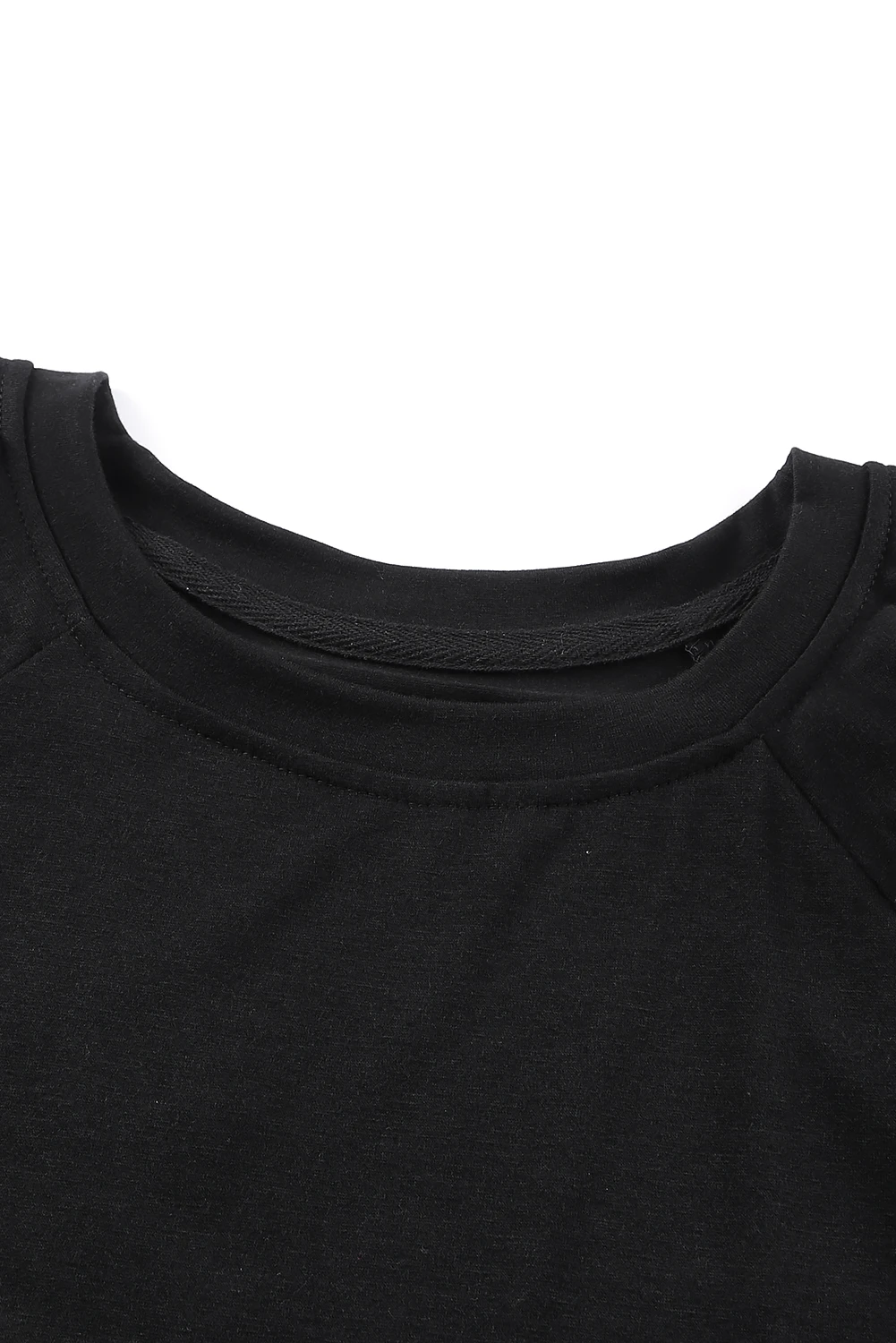 Schwarzes, schlichtes, gestuftes, lässiges T-Shirt mit Rundhalsausschnitt und Rüschen