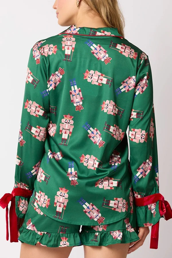 Weihnachtsmodisches Set mit bedrucktem Oberteil mit Fliege und Shorts mit Rüschen und elastischer Taille