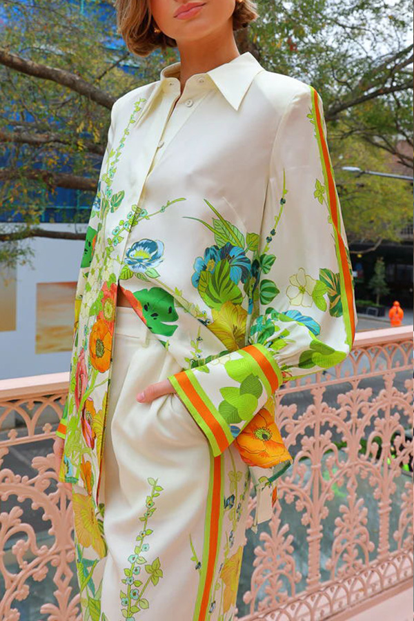 Übergroße Bluse aus Satin mit Blumenmuster und Bindeband hinten und Knopfleiste