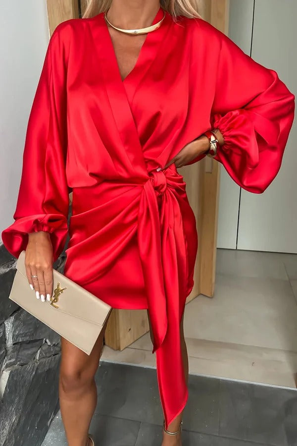 Luxuriöses, lockeres Wickel-Minikleid aus Satin mit Ballonärmeln und Bindeband aus Tokio